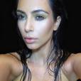 Kim Kardashian não abre mão do decote nas selfies