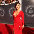 Demi Lovato não abre mão do decote ousado nem no tapete vermelho