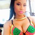 Nicki Minaj também mostra seu seio decotado em selfie