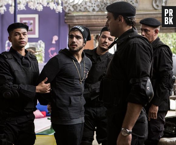 Novela "I Love Paraisópolis": Grego (Caio Castro) é levado para a cadeia após ser surpreendido pela polícia