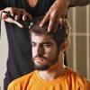 Em "I Love Paraisópolis", Grego (Caio Castro) vai aparecer na cadeia e de cabelo raspado!