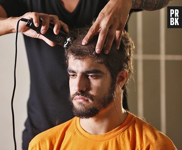 Em "I Love Paraisópolis", Grego (Caio Castro) vai aparecer na cadeia e de cabelo raspado!