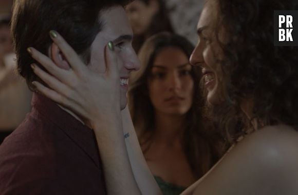 Em "Malhação": Ciça (Julia Konrad) dá em cima de Rodrigo (Nicolas Prattes) na frente de Luciana (Marina Moschen)!