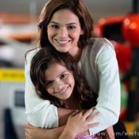 Bruna Marquezine apoia irmã Luana Marquezine em estreia na trama "Em Família"!