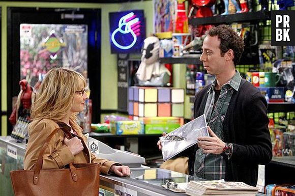 Em "The Big Bang Theory", Bernadette (Melissa Rauch) não consegue a ajuda de Stuart (Kevin Sussman)