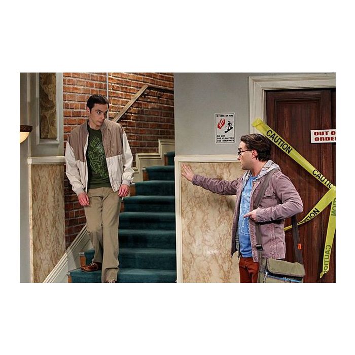 Em &quot;The Big Bang Theory&quot;, Leonard (Johnny Galecki) não deixa Sheldon (Jim Parsons) ir trabalhar