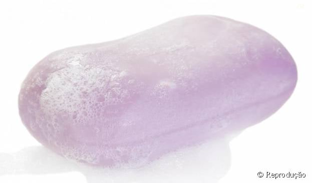 Os sabonetes são autolimpantes mas, depois de um banho, o sabonete fica com vários germes. E o ambiente úmido onde ele fica guardado ajuda na multiplicação de bactérias
