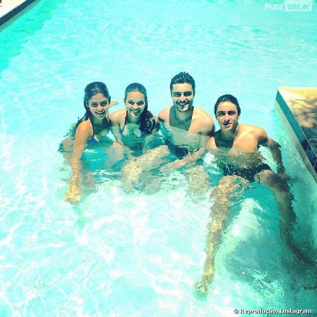 Bruna Marquezine posta foto de elenco de "Em Família" dentro da piscina: "Gravar assim é mole. A equipe toda com inveja da gente"