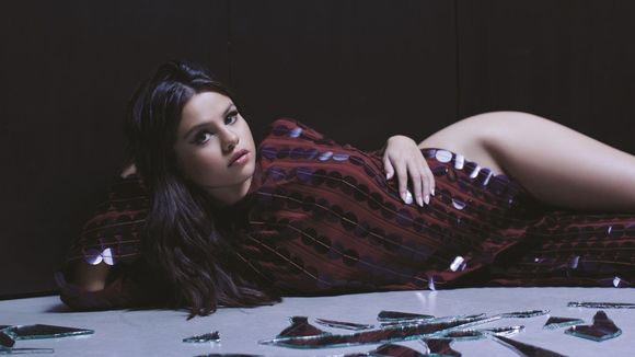 Selena Gomez é algemada, usa dublê e mostra o sutiã durante gravações de novo clipe