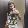 Giovanna Grigio tira selfie até no espelho do elevador!