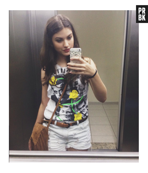 Giovanna Grigio tira selfie até no espelho do elevador!