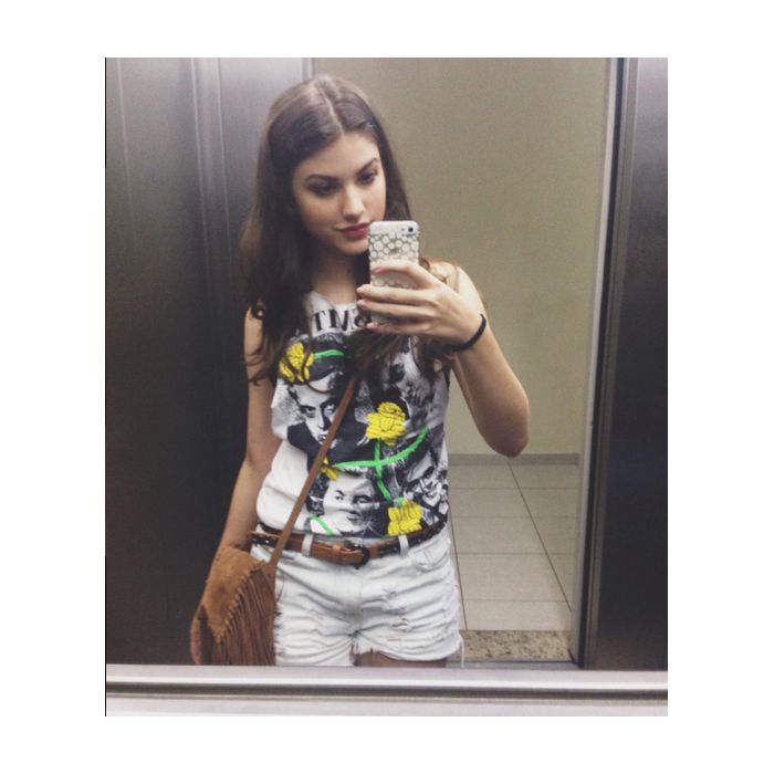 Giovanna Grigio tira selfie até no espelho do elevador!