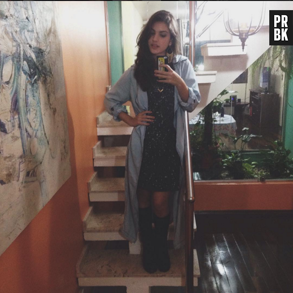 Giovanna Grigio, atriz de "Êta Mundo Bom", mostra o look em selfie no espelho