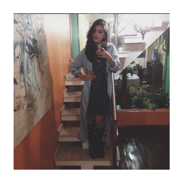 Giovanna Grigio, atriz de &quot;Êta Mundo Bom&quot;, mostra o look em selfie no espelho