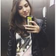 Giovanna Grigio tira várias fotos no espelho e compartilha com os seguidores