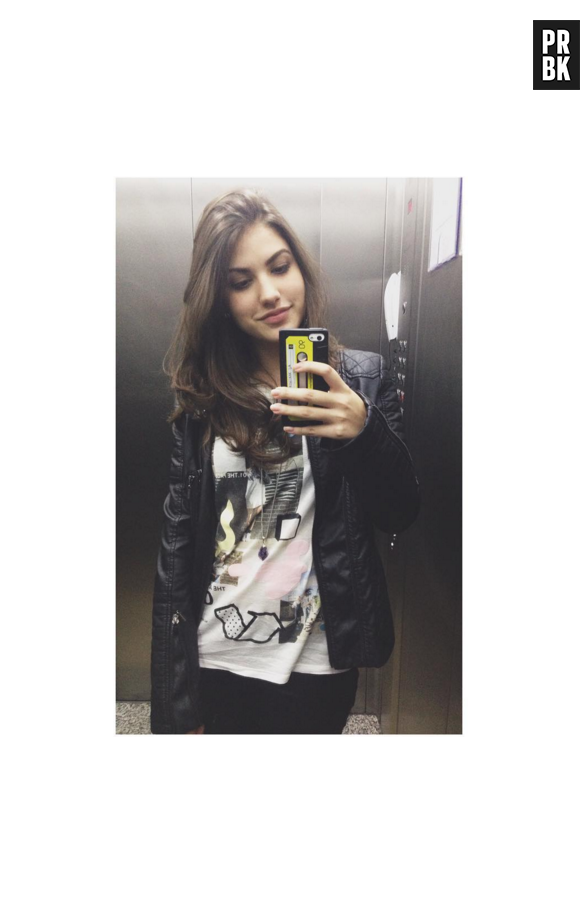 Giovanna Grigio tira várias fotos no espelho e compartilha com os seguidores