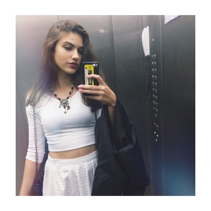 Giovanna Grigio mostra seu look e tempinho dentro do elevador