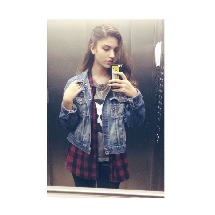 Giovanna Grigio tira fotos no elevador e compartilha com os seguidores