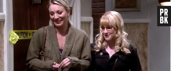 Em "The Big Bang Theory", Penny (Kaley Cuoco) e Bernadette (Melissa Rauch) parabenizam Amy (Mayim Bialik)