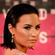 Para ser mais formal, Demi Lovato também já investiu no cabelo todo para trás, no efeito molhado