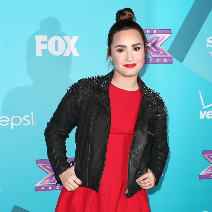 Os coques altos são muito presentes nos looks de Demi Lovato! No programa &quot;The X Factor&quot; ela vivia com o cabelo preso