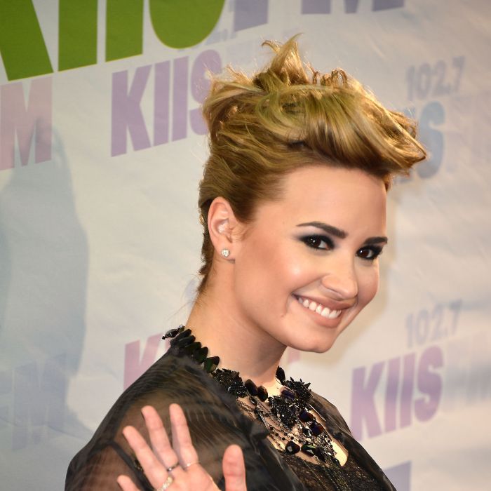 Com o cabelo preso ou solto, Demi Lovato fica linda com qualquer penteado!
