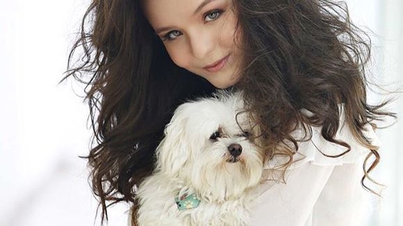 Larissa Manoela, de "Cúmplices de Um Resgate", posta foto em homenagem ao seu cachorrinho que morreu