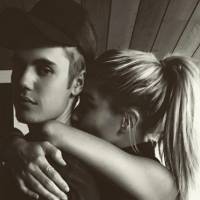 Justin Bieber e Hailey Baldwin agarradinhos em fotos de seu Revéillon no Instagram