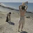Em "Ligações Perigosas": Cecília (Alice Wegmann) surpreende Felipe (Jesuita Barbosa) e tira a blusa no meio da praia!