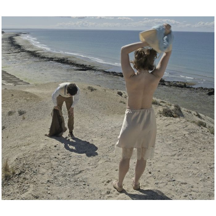 Em &quot;Ligações Perigosas&quot;: Cecília (Alice Wegmann) surpreende Felipe (Jesuita Barbosa) e tira a blusa no meio da praia!