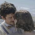 Em "Ligações Perigosas", Cecília (Alice Wegmann) tenta beijar Felipe (Jesuita Barbosa), mas é empurrada