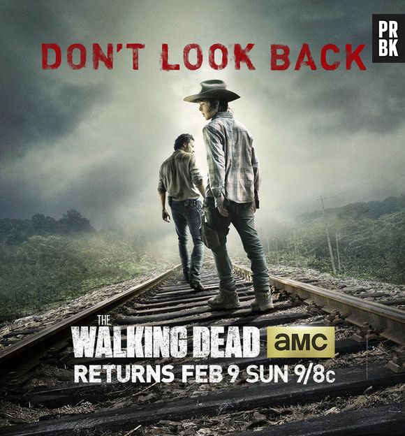 O novo poster de "The Walking Dead" traz Carl (Chandler Riggs) e Rick (Andrew Lincoln) em destaque e os dizeres 'Não olhe para trás'!