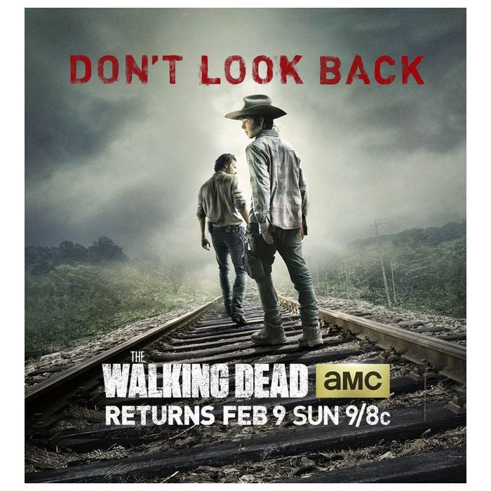O novo poster de &quot;The Walking Dead&quot; traz Carl (Chandler Riggs) e Rick (Andrew Lincoln) em destaque e os dizeres &#039;Não olhe para trás&#039;!