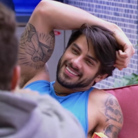 No "BBB 16": Renan canta hit de Lucas Lucco e sisters surtam com performance!