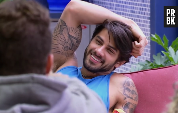 Renan imita Lucas Lucco e ganha elogios das meninas da casa