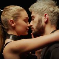 Zayn Malik, ex-One Direction, beija Gigi Hadid no clipe psicodélico de "Pillowtalk". Assista!