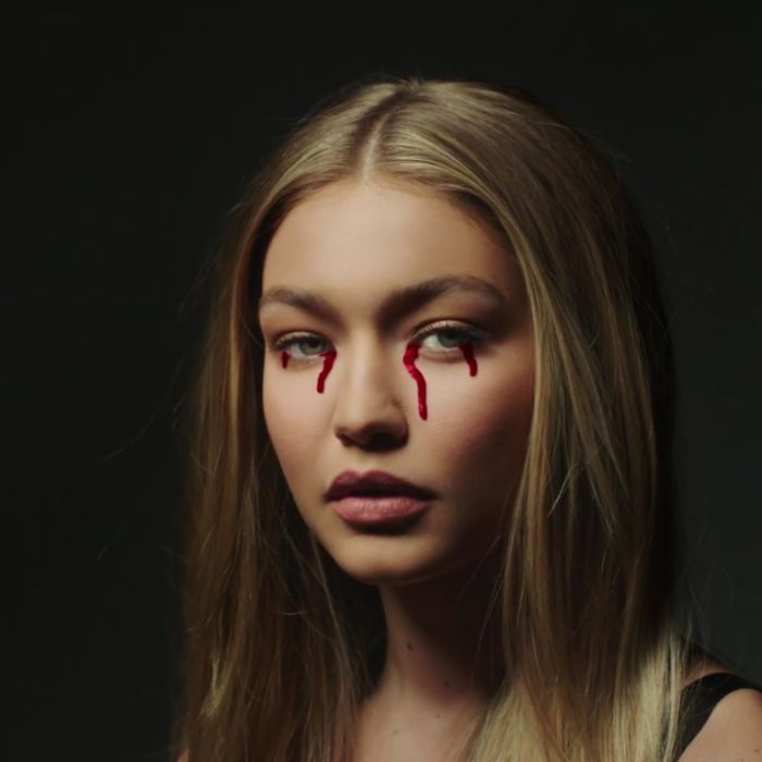 Gigi Hadid chora sangue em &quot;Pillowtalk&quot;, primeiro clipe solo de Zayn Malik