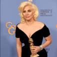 Olha a Mother Monster aí! Lady Gaga, que recentemente ganhou o Globo de Ouro, é canhota!