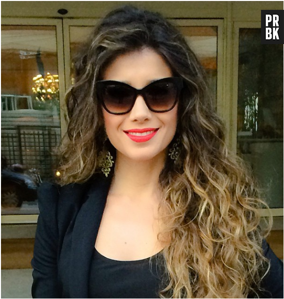 Paula Fernandes, sucesso da música sertaneja, é canhota