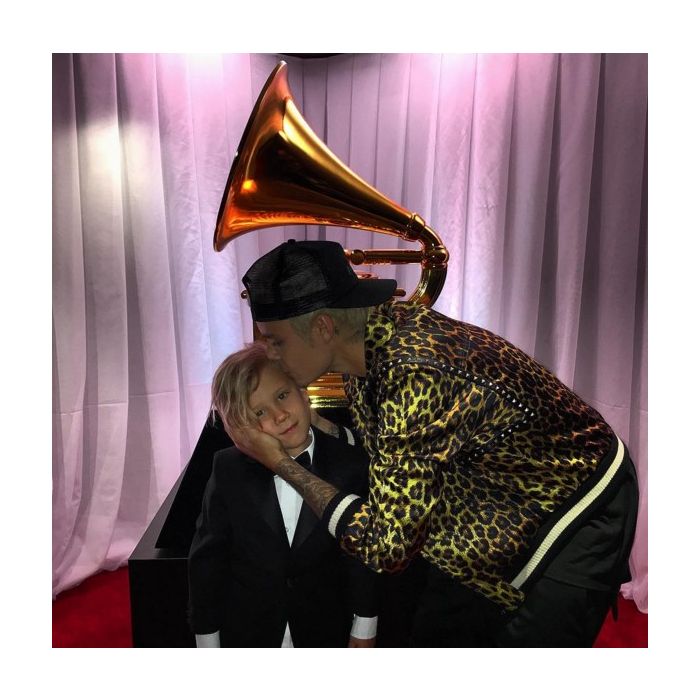 Justin Bieber levou o irmão mais novo para o Grammy 2016. Fofos, né?