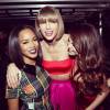 Serayah, Taylor Swift e Selena Gomez comemorando o sucesso no Grammy 2016