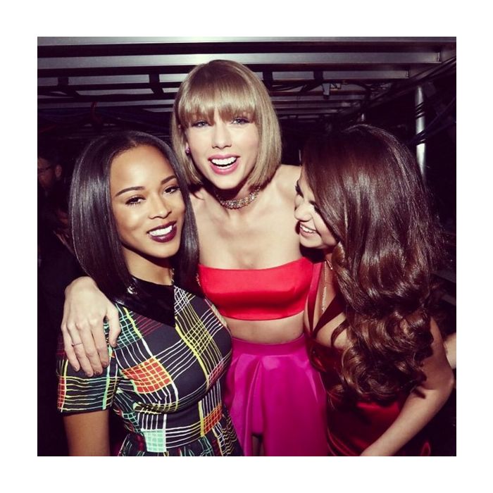 Serayah, Taylor Swift e Selena Gomez comemorando o sucesso no Grammy 2016