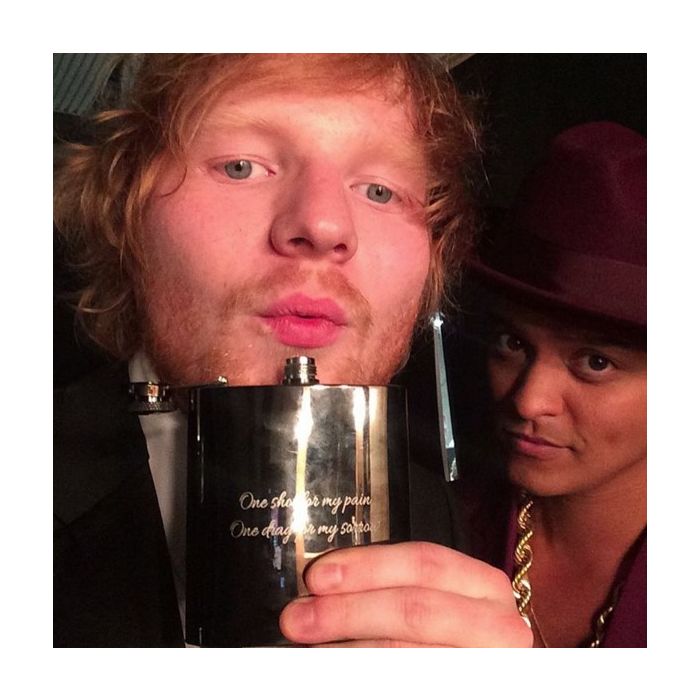 Ed Sheeran e Bruno Mars estavam comemorando bastante nos bastidores do Grammy 2016
