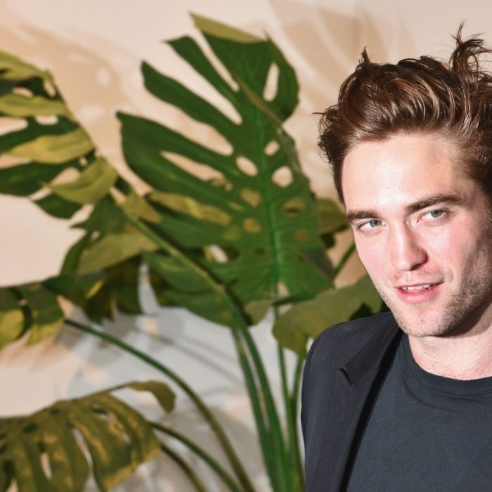 Robert Pattinson contracenou com Kristen Stewart na saga &quot;Crepúsculo&quot;. Os dois até namoraram na vida real!