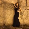 Maria Eugênia, do "Adotada", mostra vestido preto e longo e arrasa no look!
