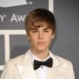 Justin Bieber estava elegante no Grammy de 2011, com um look até parecido com o que ele usou em 2016