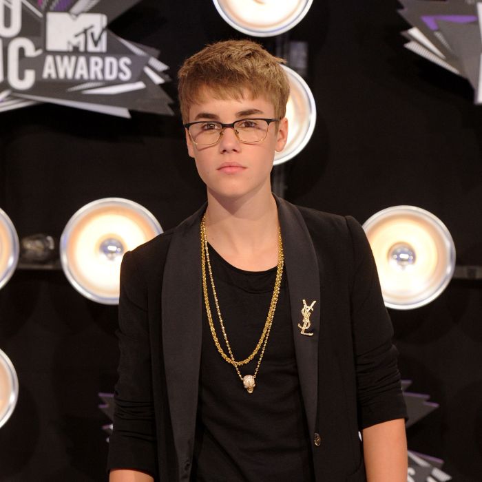 Justin Bieber foi todo fofinho e até meio nerd no VMA de 2011