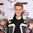 No final de 2011, Justin Bieber chocou com um look totalmente diferente no EMA