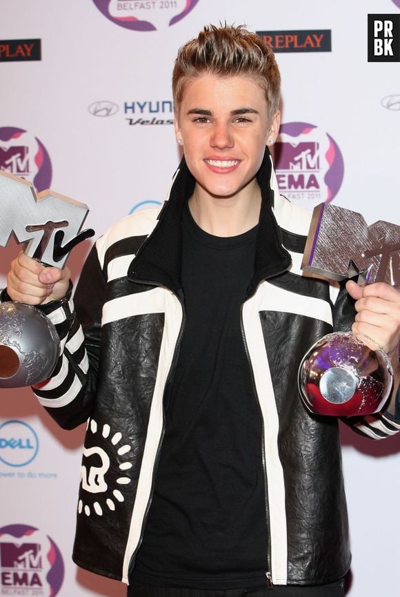 No final de 2011, Justin Bieber chocou com um look totalmente diferente no EMA