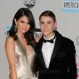 Justin Bieber e Selena Gomez fizeram os shippers babar de fofura no AMA 2011
